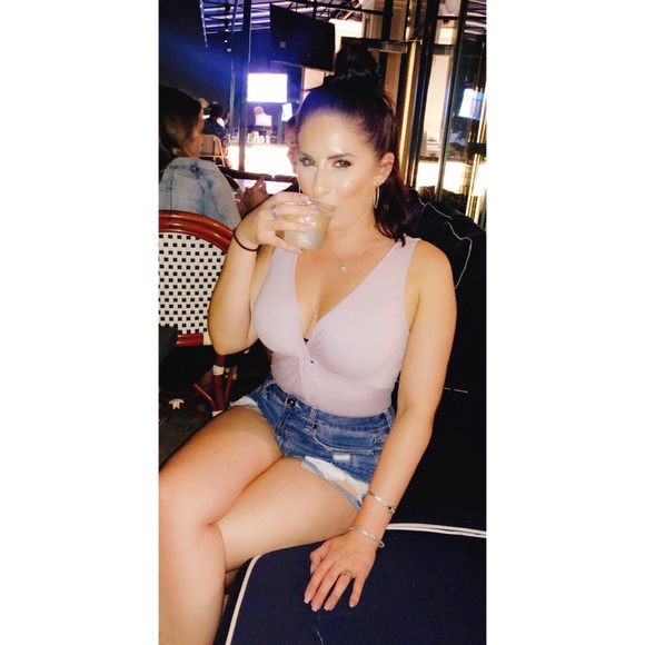 Meet your Posher, Caitlin - Picture 4 of 6